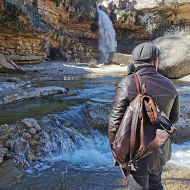 David Pellicer Serra (Pelli), fotógrafo de naturaleza y explorador, contemplando el salt de la portellada en Teruel durante una ruta documental.