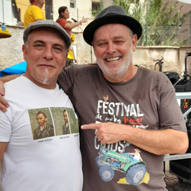 David Pellicer Serra con el cantante de toreros Muertos - Pablo Carbonell - en un concierto